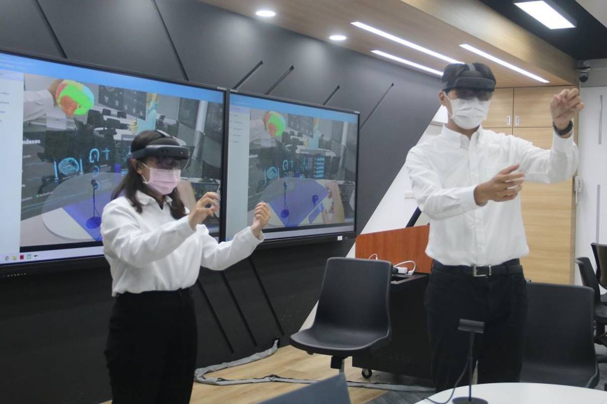 弘光科大智科系副教授林佩蓉研發「虛擬實境復健訓練系統」，用VR裝置採無線模組即可連線系統