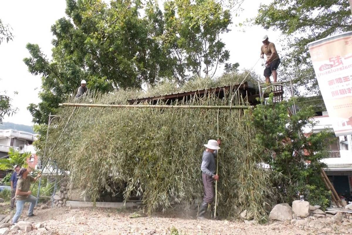 部落工作假期，第3場次前進太麻里鄉大王部落，10多位志工與部落族人利用竹子、整地挖出的大石塊，共同搭建部落廚房。