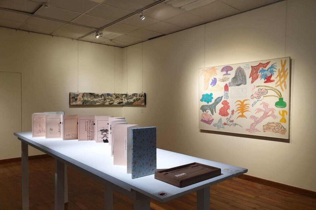 展場照片，前方為藝術家作品盧芛《MAMA_LU-煉金術篇》、張亞蓁《打更人的星期五》、魏嘉《無處》 (文化部提供)