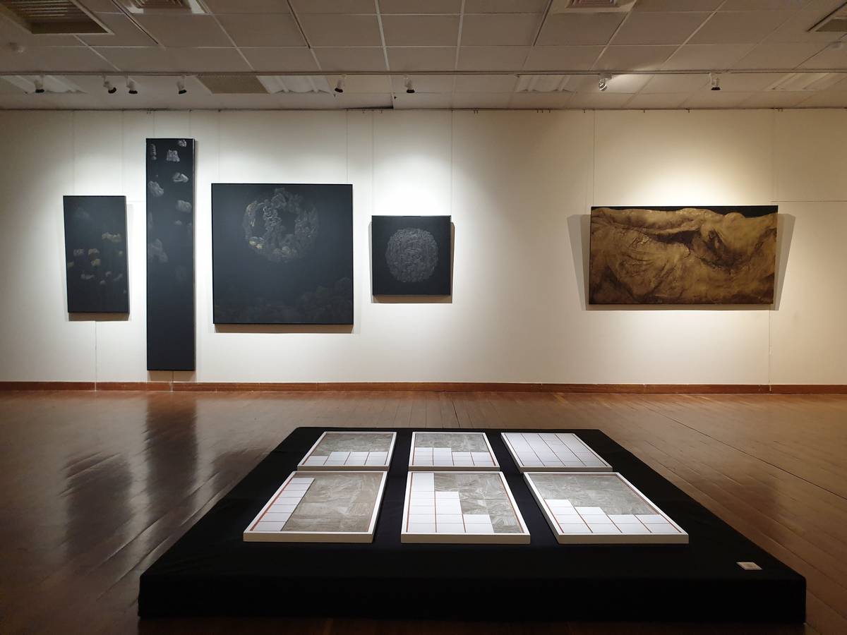 展場照片，前方為藝術家洪瑄作品《合格》，後方左至右黃立穎《黑裡黑的光》、黃至正《聖傷19》 (文化部提供)