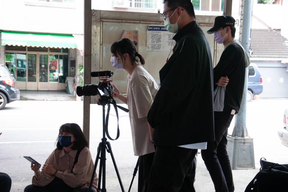 亞洲大學資傳系學生與臺中市大屯社區大學合作拍攝影片（圖源：亞洲大學）