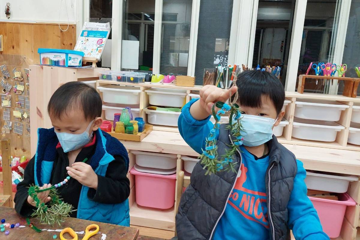 小朋友手製迷迭香聖誕花圈