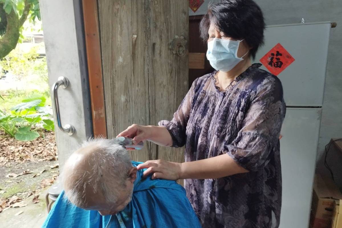平溪菁桐社區的幸福好朋友志工到獨居長者家中協助理髮