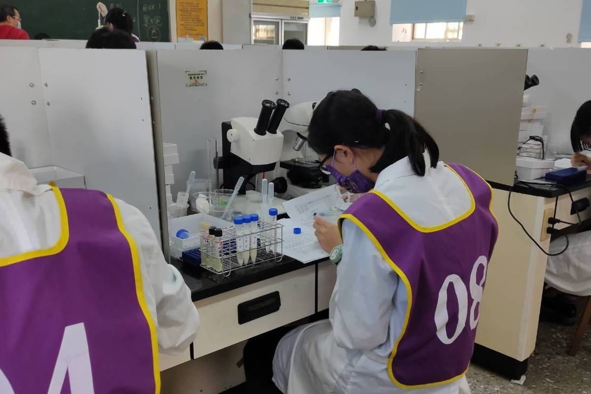 參賽學生專注研究的歷程十分可貴（教育部提供）