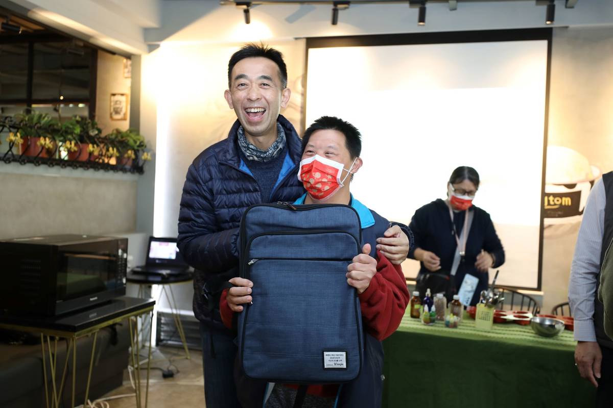 年終送暖感恩活動，國父紀念館王蘭生館長與陽明教養院院生互動熱絡