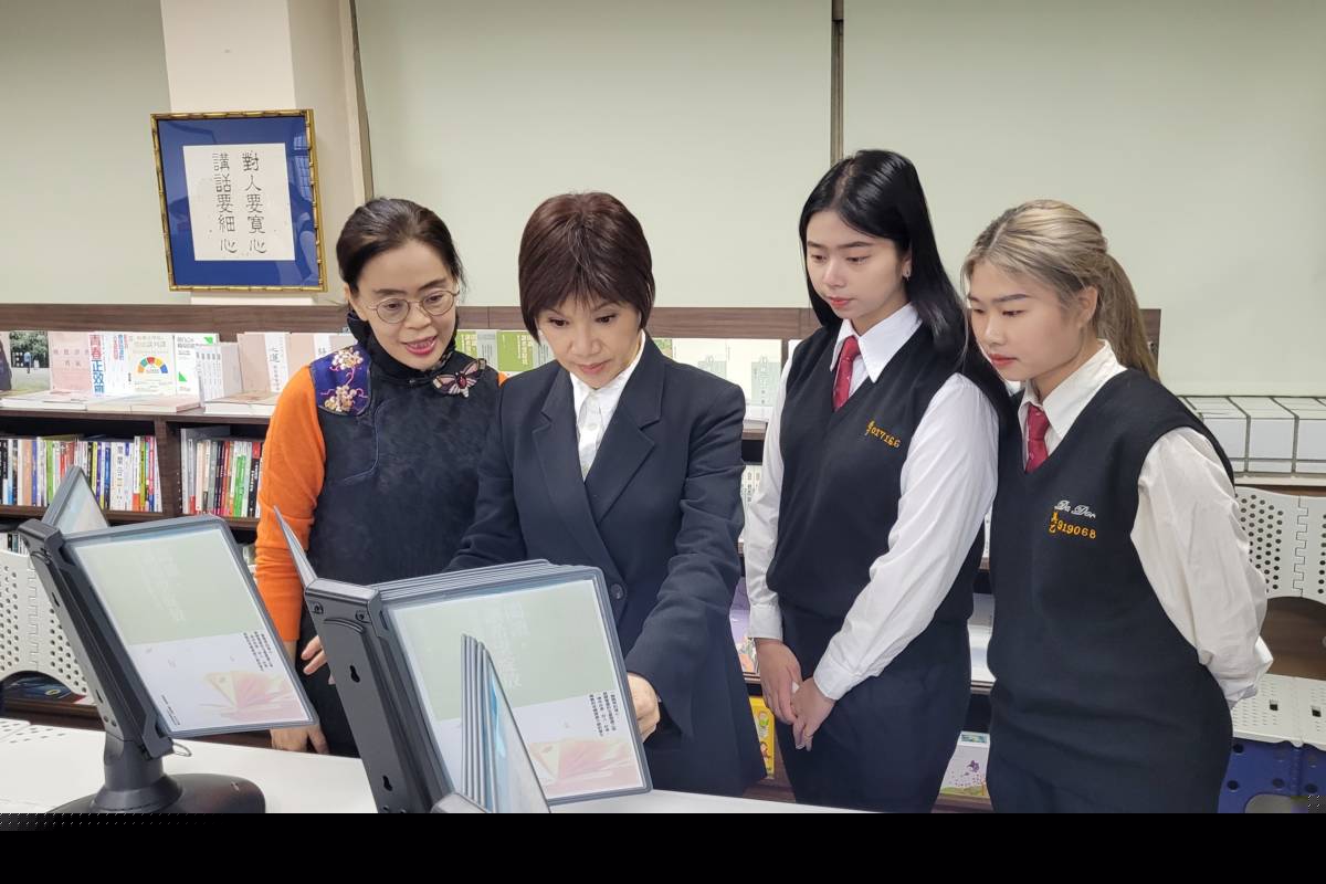 歌仔戲演員唐美雲(左2)以母親名義認養達德商工靜思閱讀書軒(圖片來源：達德商工)