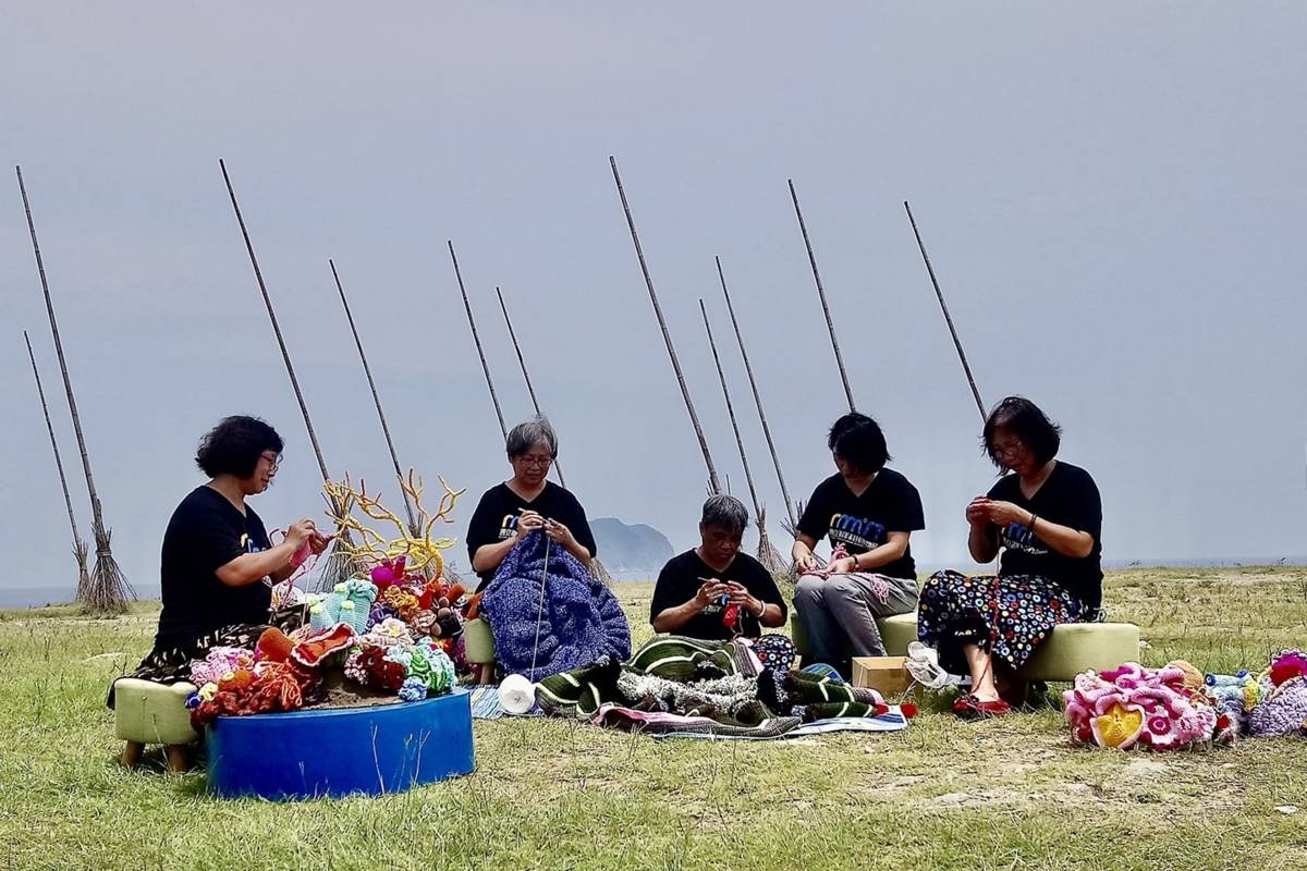 國立海洋科技博物館織女志工隊，響應創世基金會台東院發起的「一針一線將心意編織進織品裡」活動，透過巧手散播溫暖與愛心。