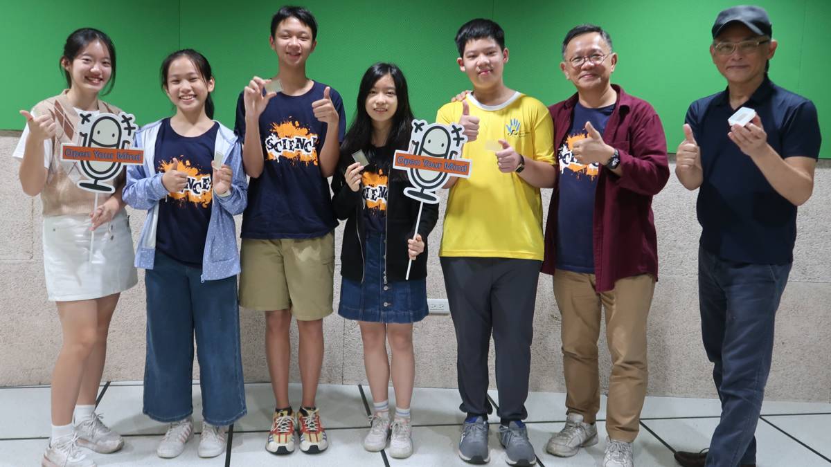 臺中市惠文國小科展團隊與主持人合影。