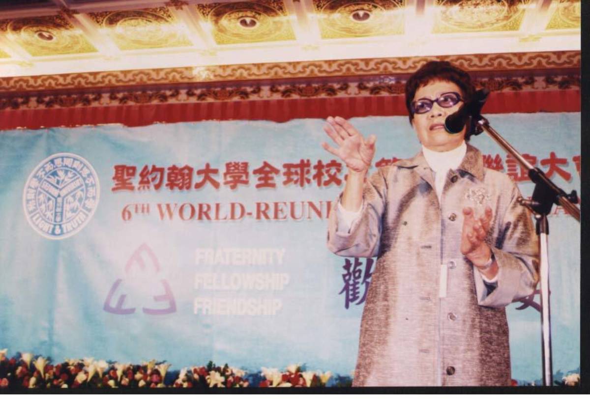 知名作家華嚴出席2004年上海聖約翰大學全球校友聯誼大會，與散居世界各地、闊別多年的同學重逢敘舊、緬懷母校點滴 (取自聖約翰大學臉書)