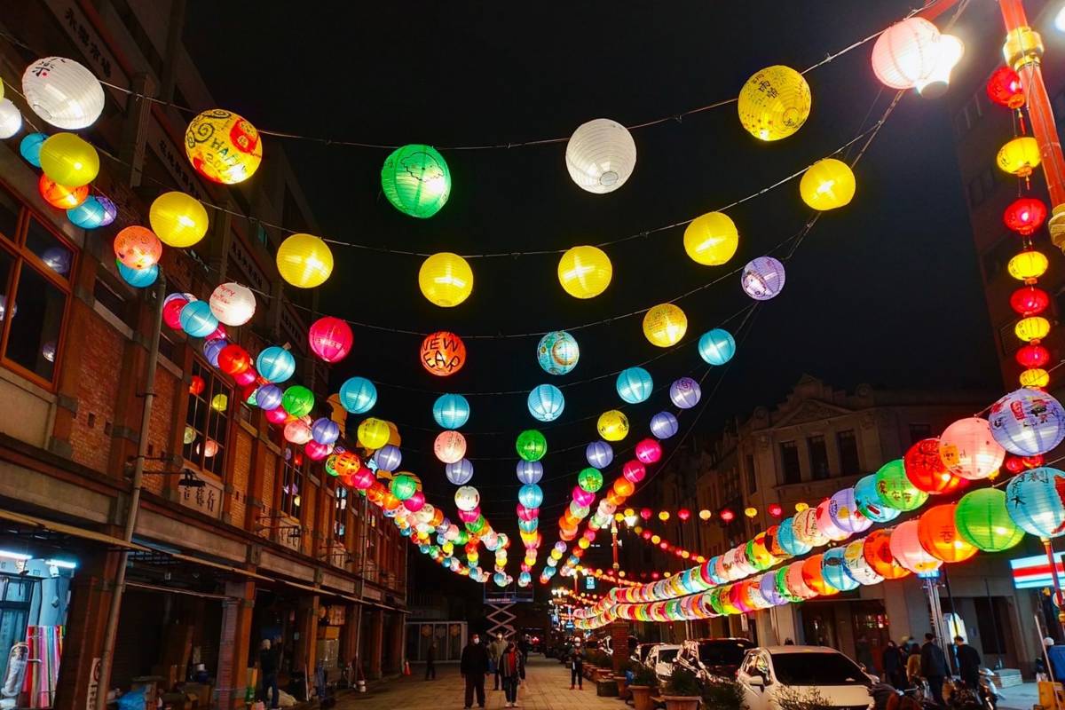 臺北年貨大街共創年味燈區邀請鄰近國小學童、居民和遊客彩繪燈籠