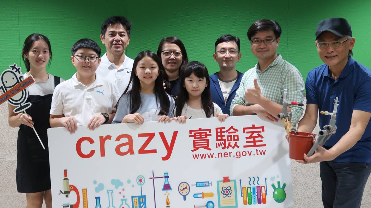 科展團隊成員與親友團、主持人錄音後合影。