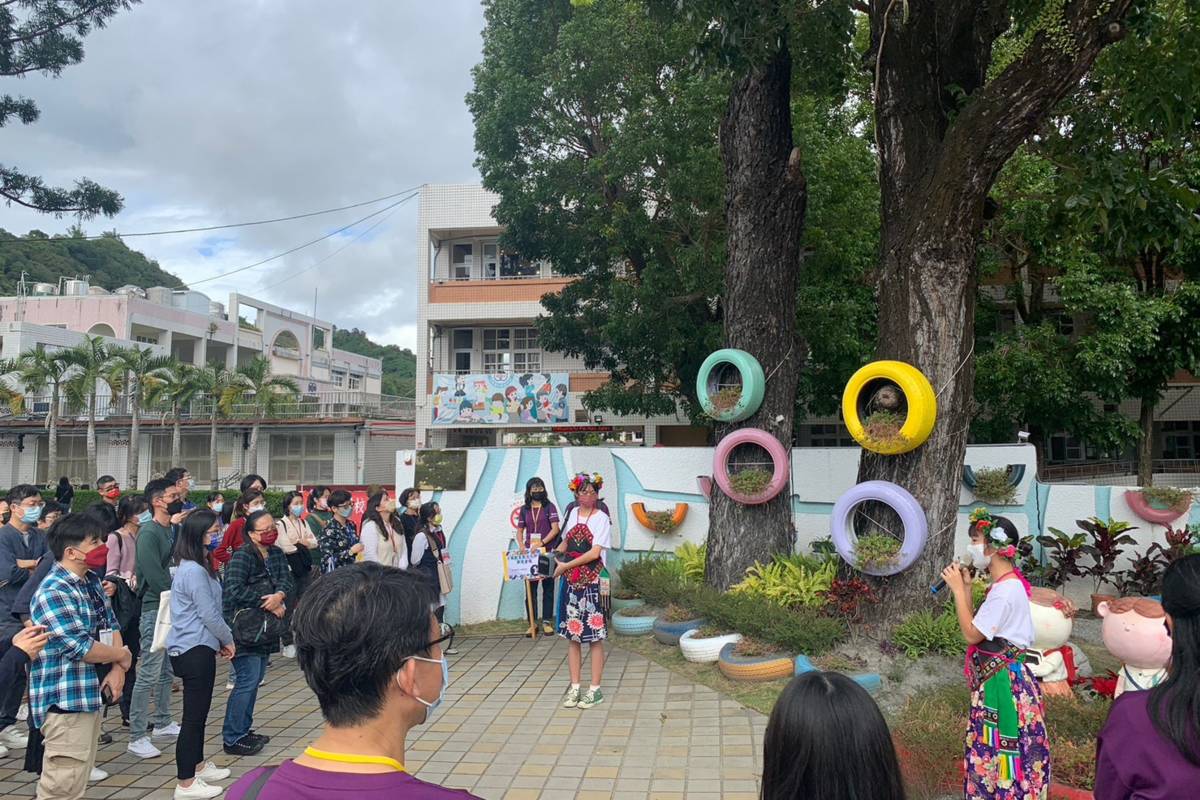 卑南國中「校門轉角花園計畫」讓學校大門成為與社區美感接軌的起點，導覽人員為九年級學生張攸旋、陳雨葳。