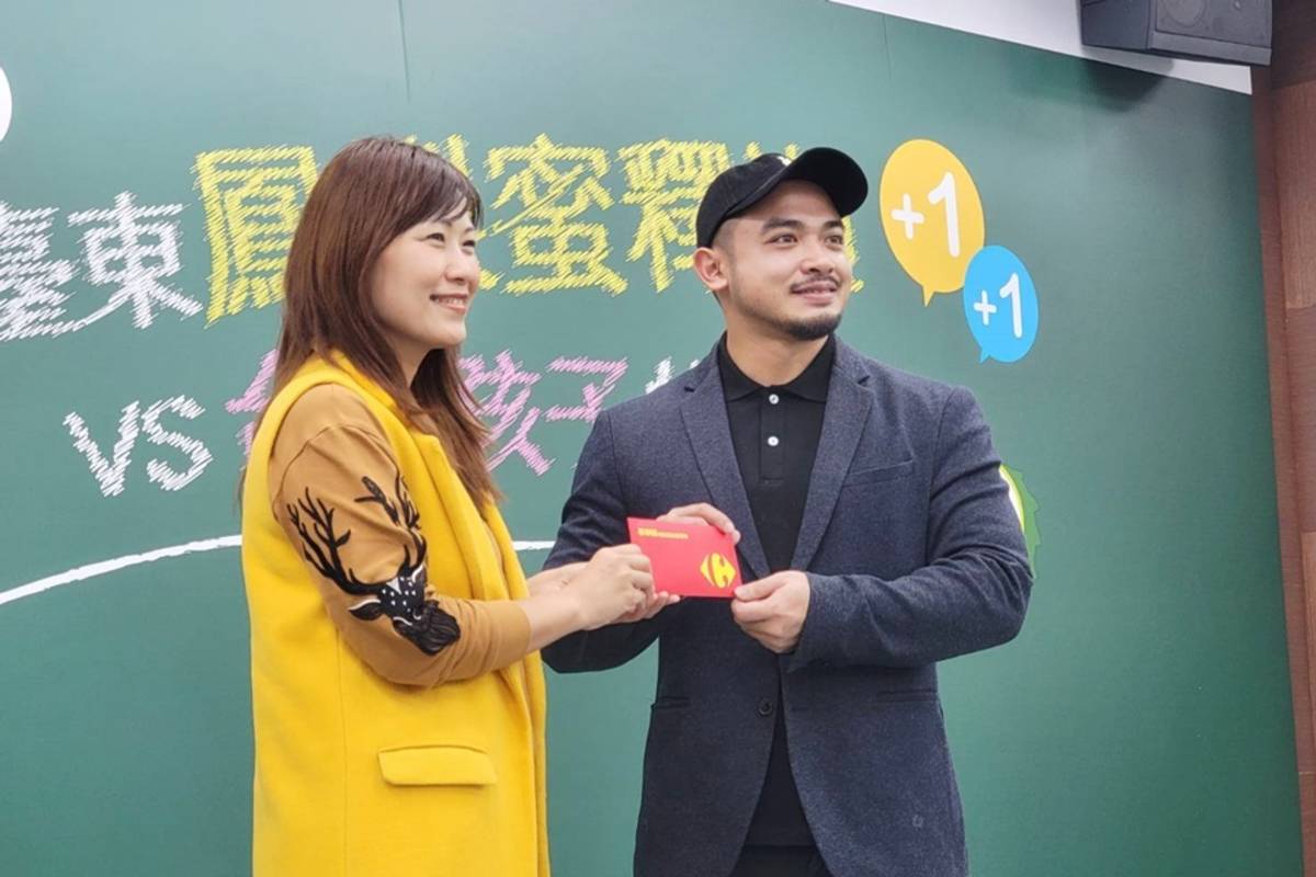 家樂福「好釋＋1」活動至12月27日止已累計捐款17萬5千元，今(6)日由家樂福文教基金會執行長蘇小真(左)捐贈給「孩子的書屋」董事長陳彥翰(右)。