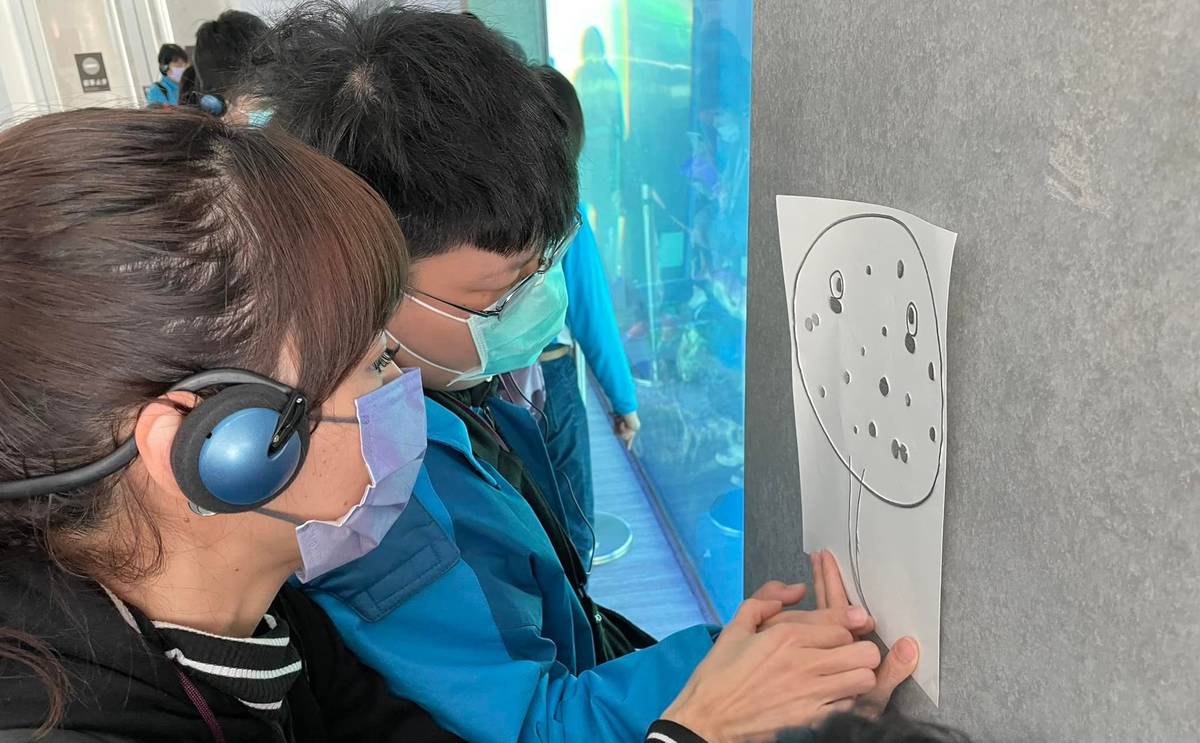 國立海洋科技博物館客製化立體熱印圖，讓視障生用手觸摸，認識水中生物的樣貌