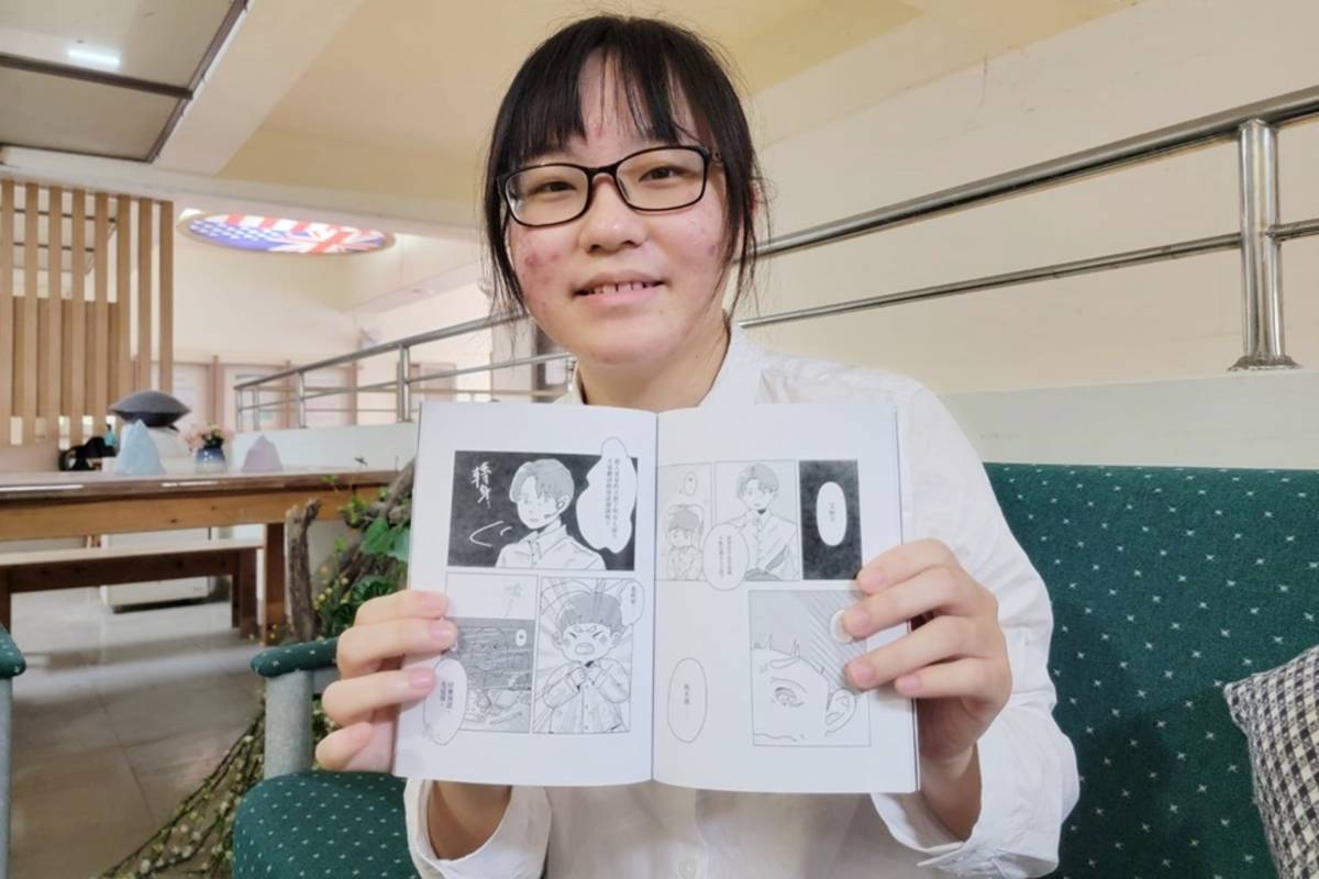 臺東大學華語系學生顧筱筠以漫畫和劇本的方式創作畢業專題作品《超人？》。