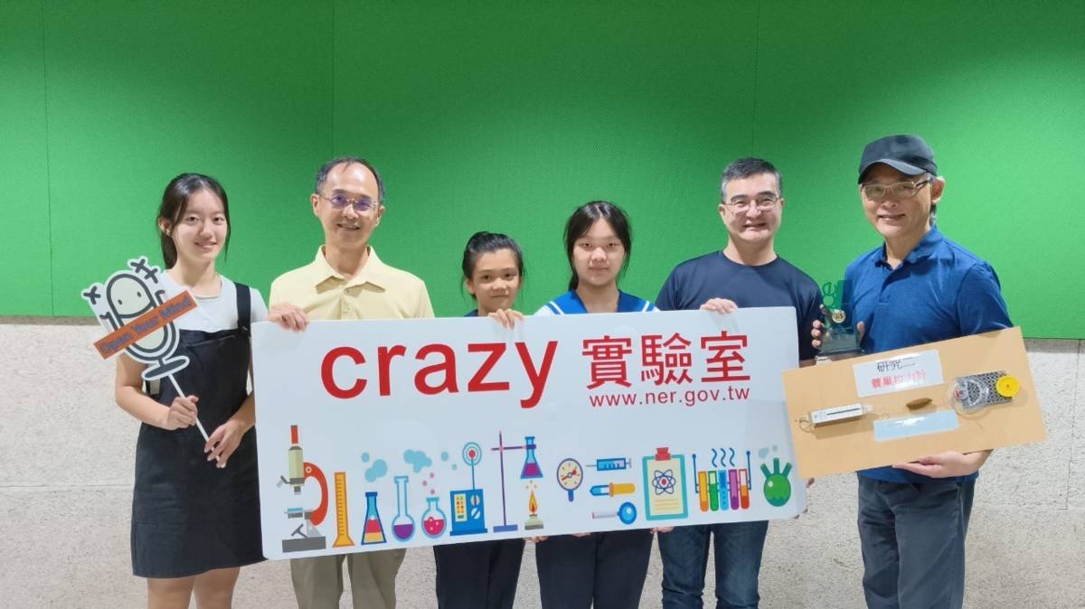 科展團隊與主持人錄音後合影。