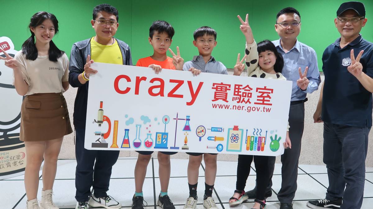 科展團隊師生與主持人合影。