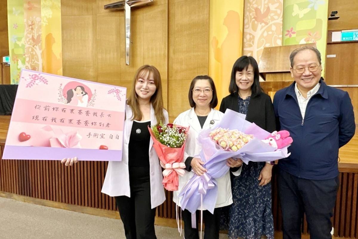 在臺東基督教醫院服務25年的藥師林宜靜(左2)榮退，同在東基工作的女兒白蕙瑄(左1)獻上花束，並製作溫馨告白卡。
