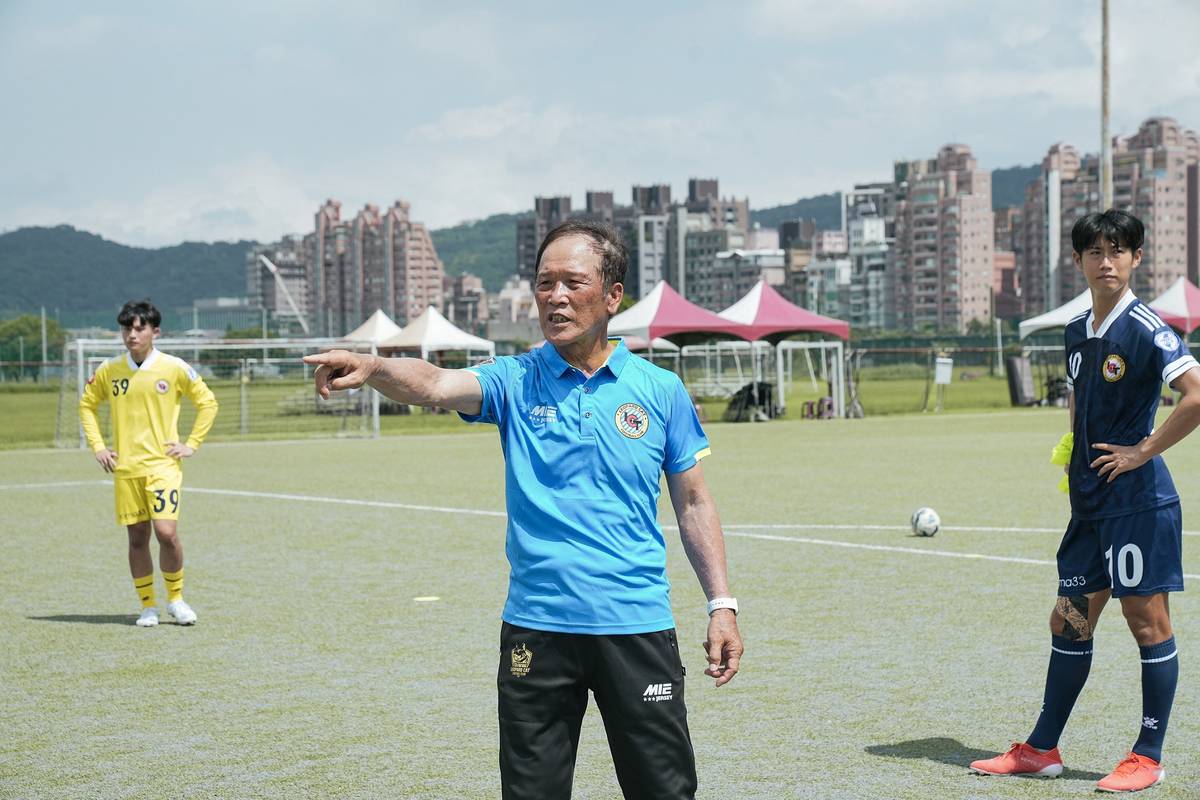 強木在總教練指導臺灣石虎足球隊球員訓練。