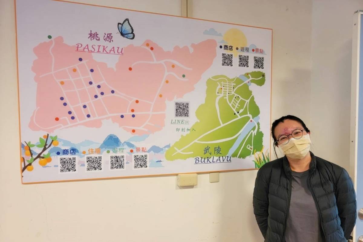 臺東大學文休系學生張淑雅為延平鄉桃源、武陵部落設計互動式導覽解說地圖。