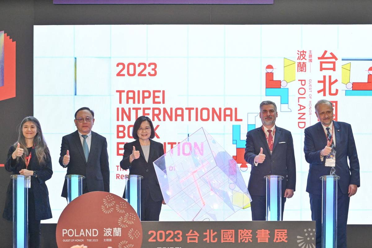 2023台北國際書展開幕，總統蔡英文（左3）、文化部長史哲（左2）、台北書展基金會董事長吳韻儀（左1）、波蘭辦事處長高則叡（Cyryl_Kozaczewski，右2）、波蘭書協會長達魯斯・雅渥斯基（Dariusz_Jaworski，右1）共同為書展主持開幕儀式 (文化部提供)