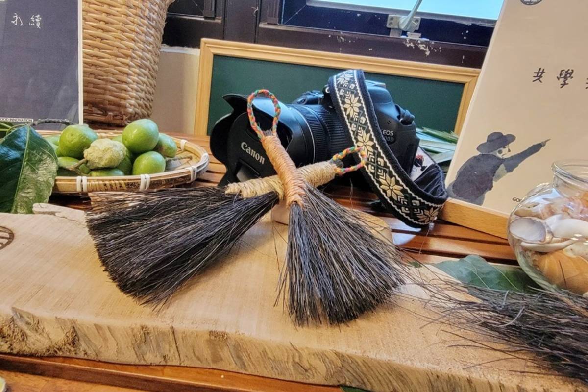 古木旅創團隊過去經由USR臺東Y計畫，將莿桐部落使用山棕葉製作掃把的傳統工藝轉譯成文創商品，經不斷改良後研發出迷你山棕掃帚。