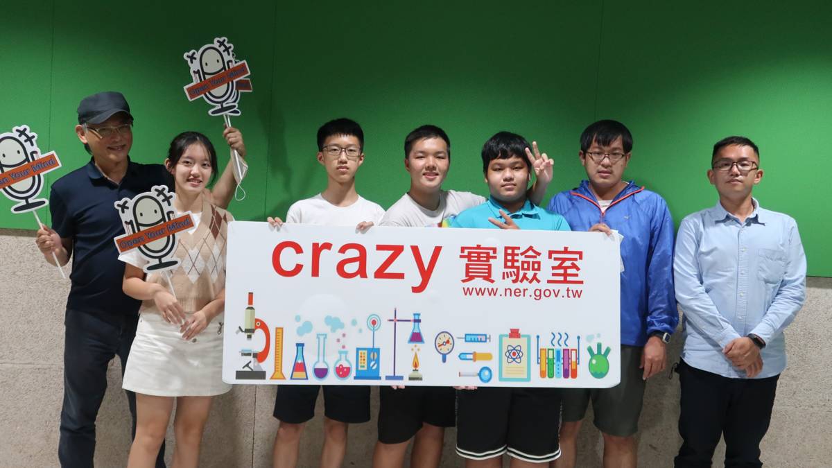 團隊師生與「Crazy實驗室」節目主持人合影。