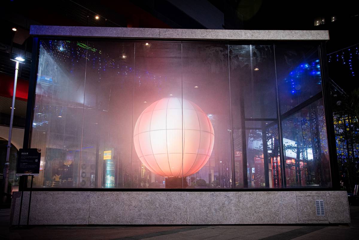 充滿濃霧的玻璃屋，象徵地球溫室和過量的碳排放，散發紅光的球體為受傷的地球。