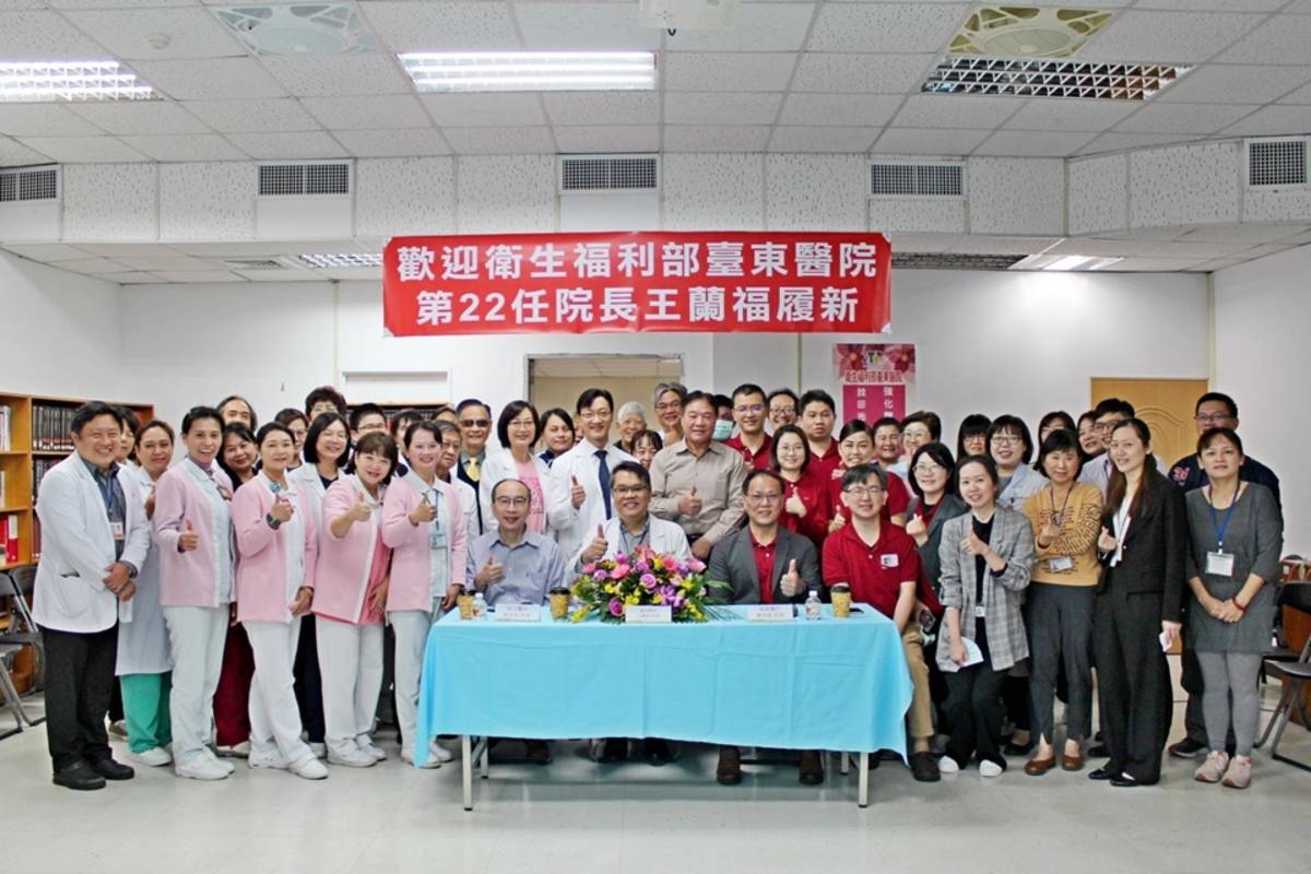 部東醫院新任院長王蘭福宣布未來新營醫院醫師群也將支援臺東，雙方大合影期盼團結一心。