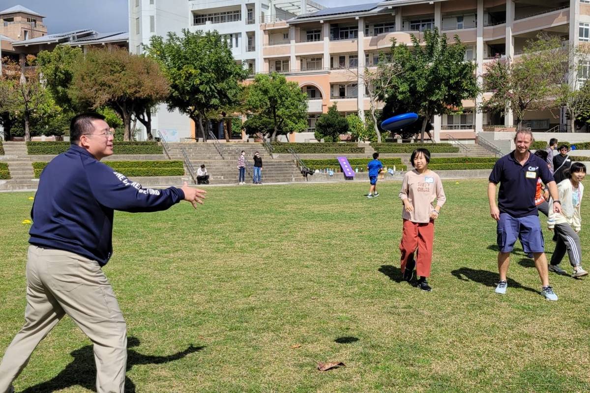 臺東縣教育處長林政宏與學童一起體驗極限飛盤運動。