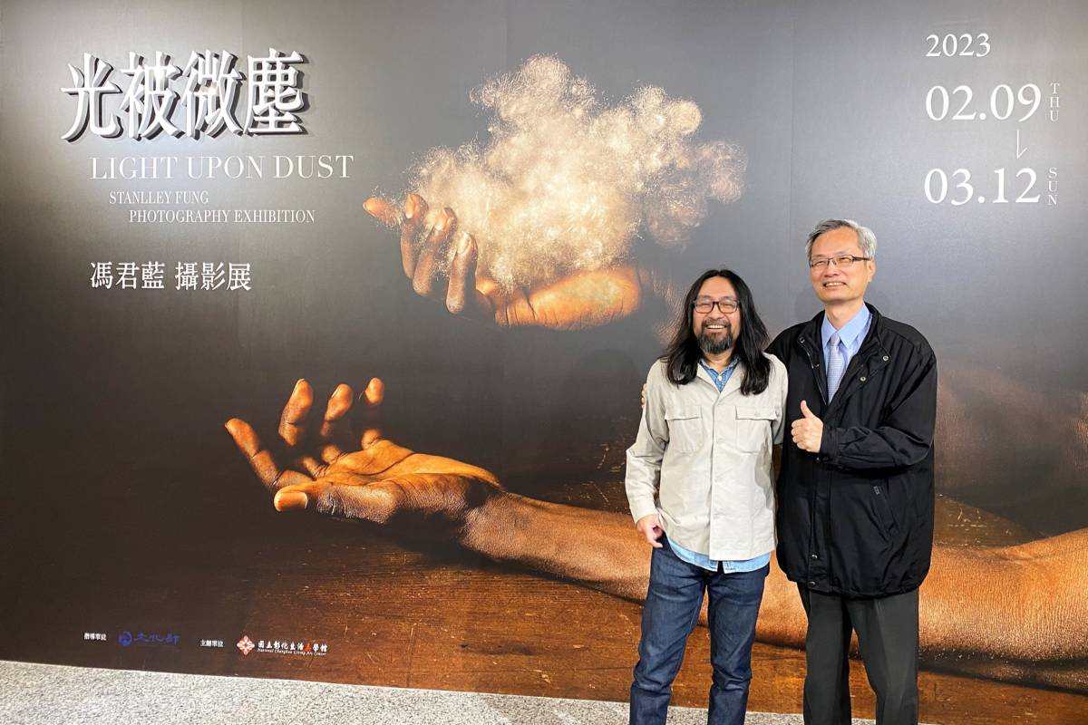 牧師馮君藍(左)在彰化生活美學館展出46件攝影作品