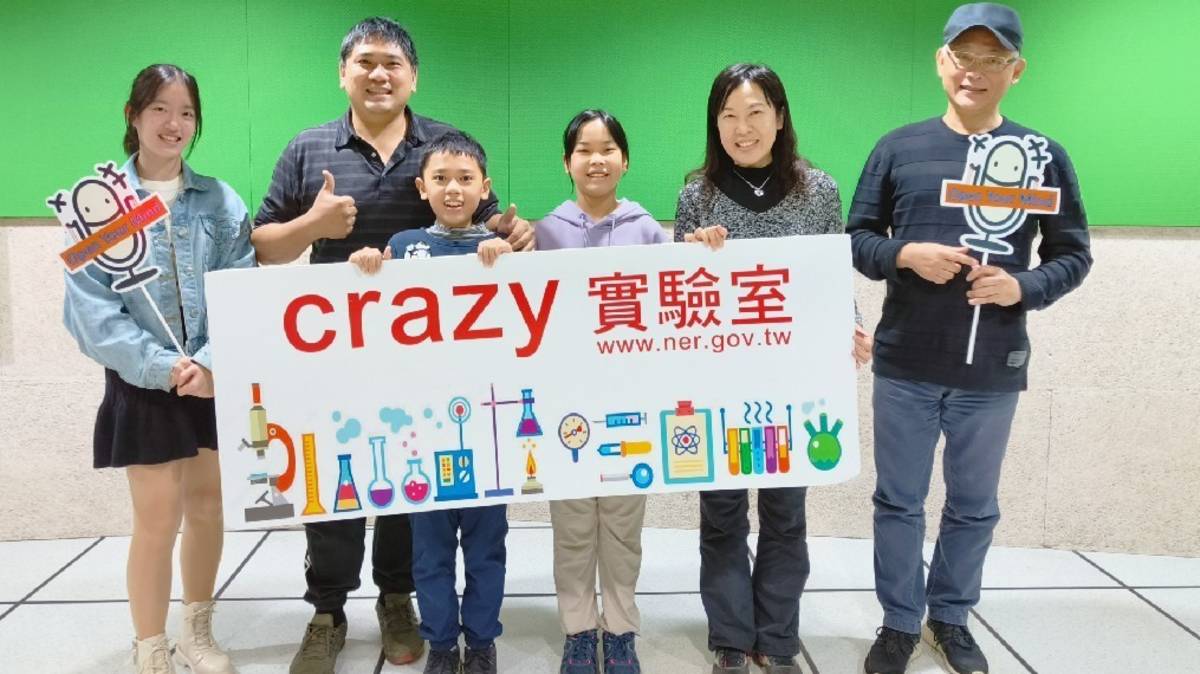 科展團隊師生錄音後與主持人合影。