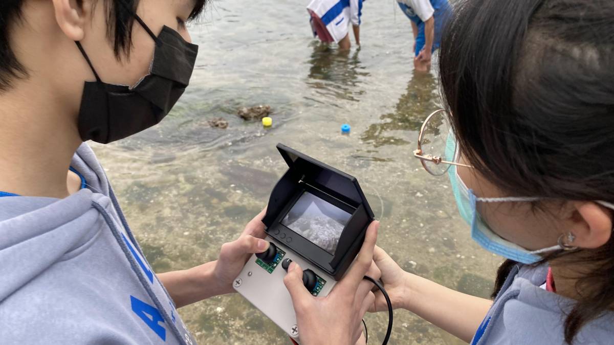 安樂高中國中部同學利用 pvc 水管自行設計水下機器人，加上防水鏡頭，潛入海中觀。(安樂高中國中部提供)