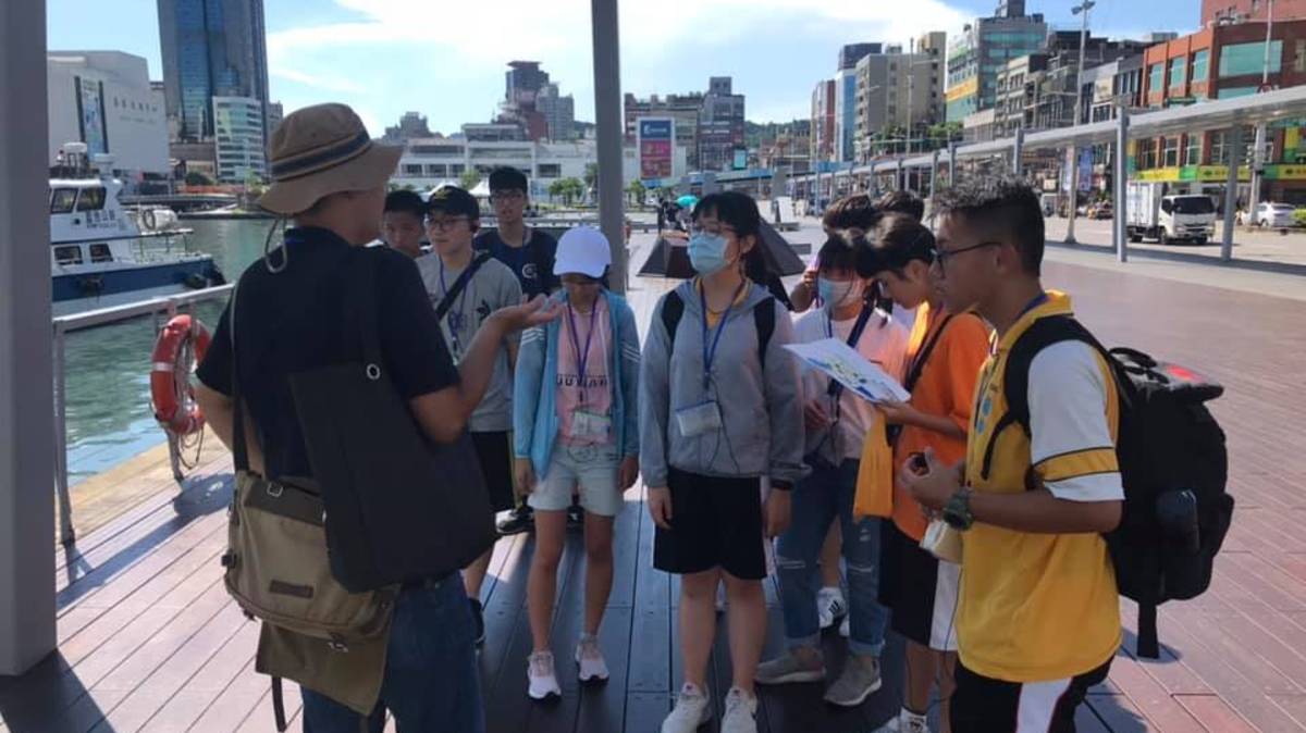 安樂高中海洋專題寫作課程，帶領學生前往基隆港周邊進行歷史街區導覽。(安樂高中提供)