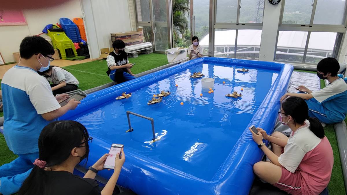 安樂高中國中部學生自製遙控明輪船競賽，進行水上垃圾清運競賽。(安樂高中國中部提供)