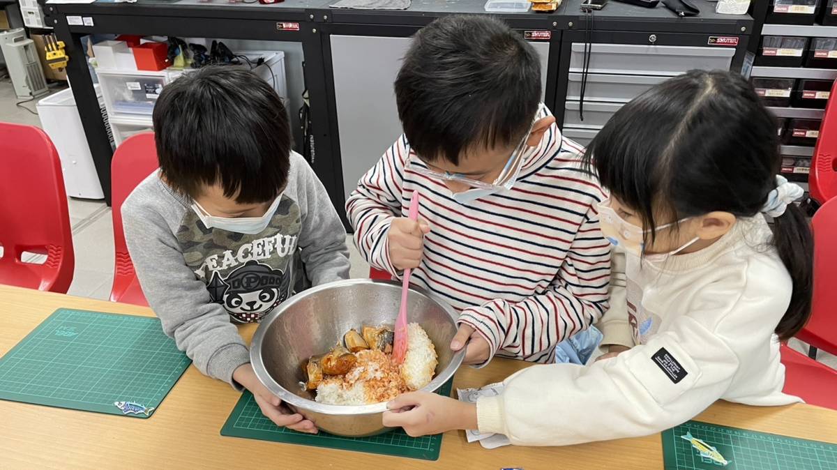 港西國小食魚課堂上，學生利用鯖魚罐頭，配上蟹肉棒、玉米、火腿做鯖魚飯糰。