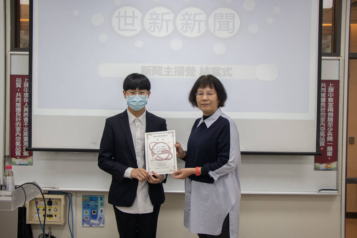 世新新聞系助理教授陳秀鳳頒發結業證書給學員，希望有志青年未來加入新聞系大家庭 (世新提供)