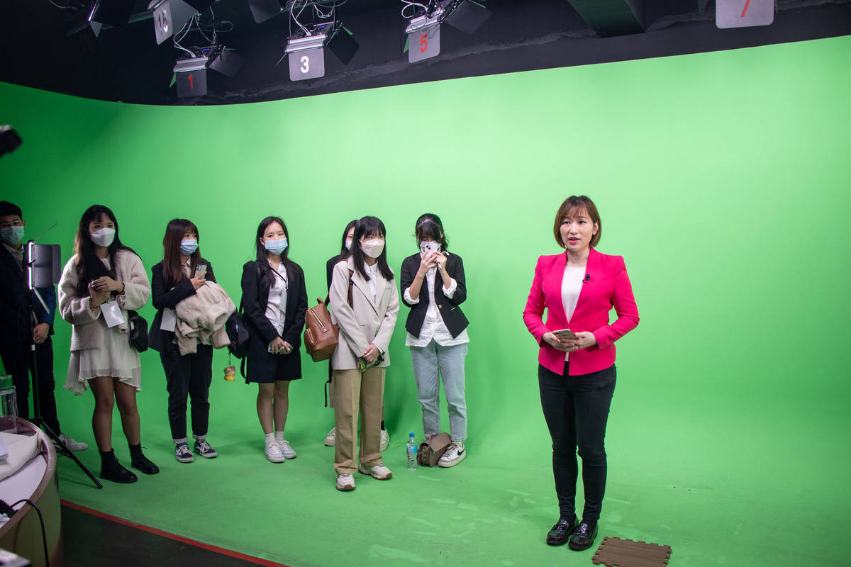 世新大學新聞主播營特邀傑出系友游皓婷擔任講師，親自指導學員播報技巧 (世新提供)