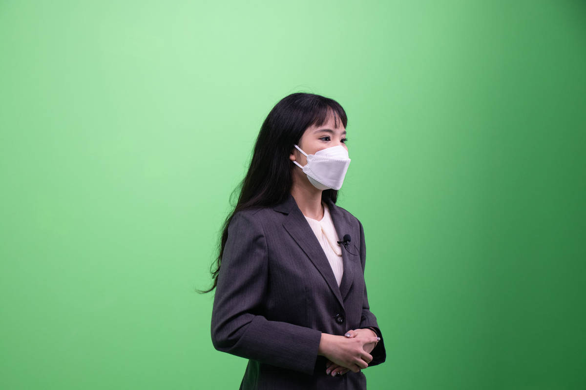 高中生身穿正式服裝進行一日主播體驗，表現深受老師肯定 (世新提供)