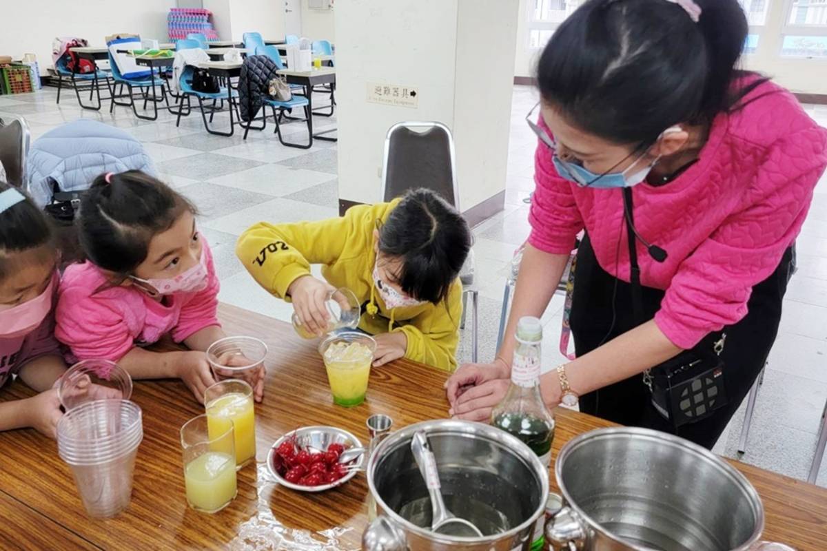 臺東專校餐旅管理科與高瞻幼兒園合作，在寒假期間舉辦餐旅職群體驗活動，帶領78位幼生及國小生製作西點及飲品。
