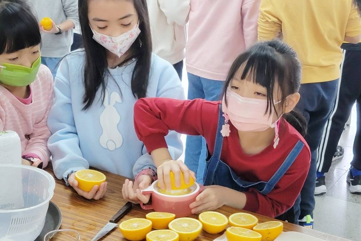 臺東專校餐旅管理科與高瞻幼兒園合作，在寒假期間舉辦餐旅職群體驗活動，帶領78位幼生及國小生製作西點及飲品。