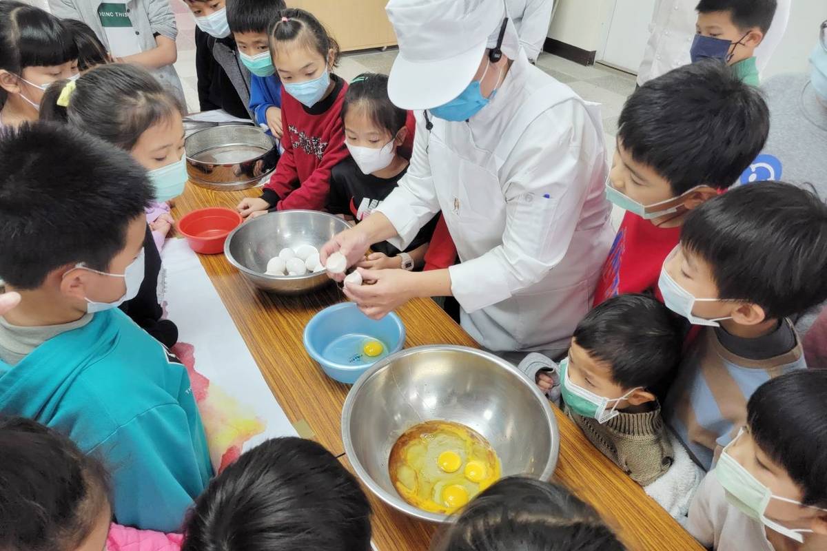 臺東專校餐旅管理科與高瞻幼兒園合作，在寒假期間舉辦餐旅職群體驗活動，帶領78位幼生及國小生製作西點及飲品。