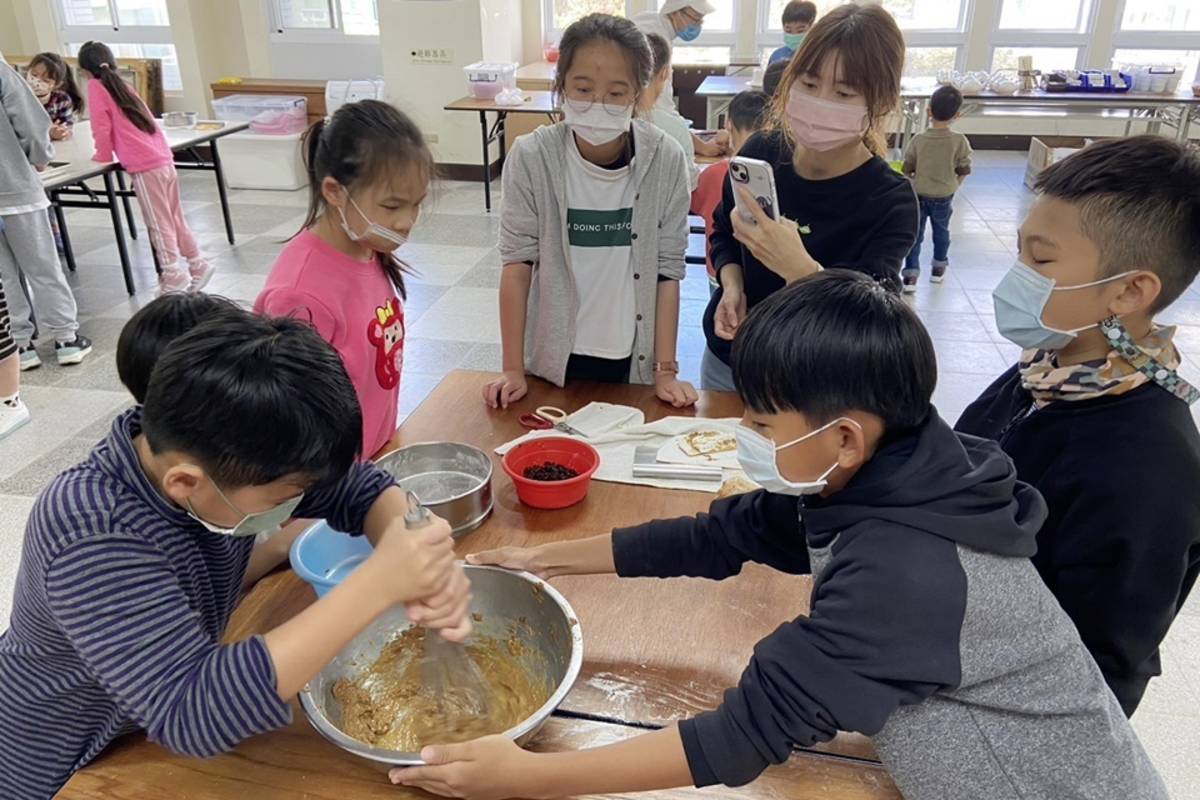 臺東專校餐旅管理科與高瞻幼兒園合作，在寒假期間舉辦餐旅職群體驗活動，帶領78位幼生及國小生製作西點及飲品。