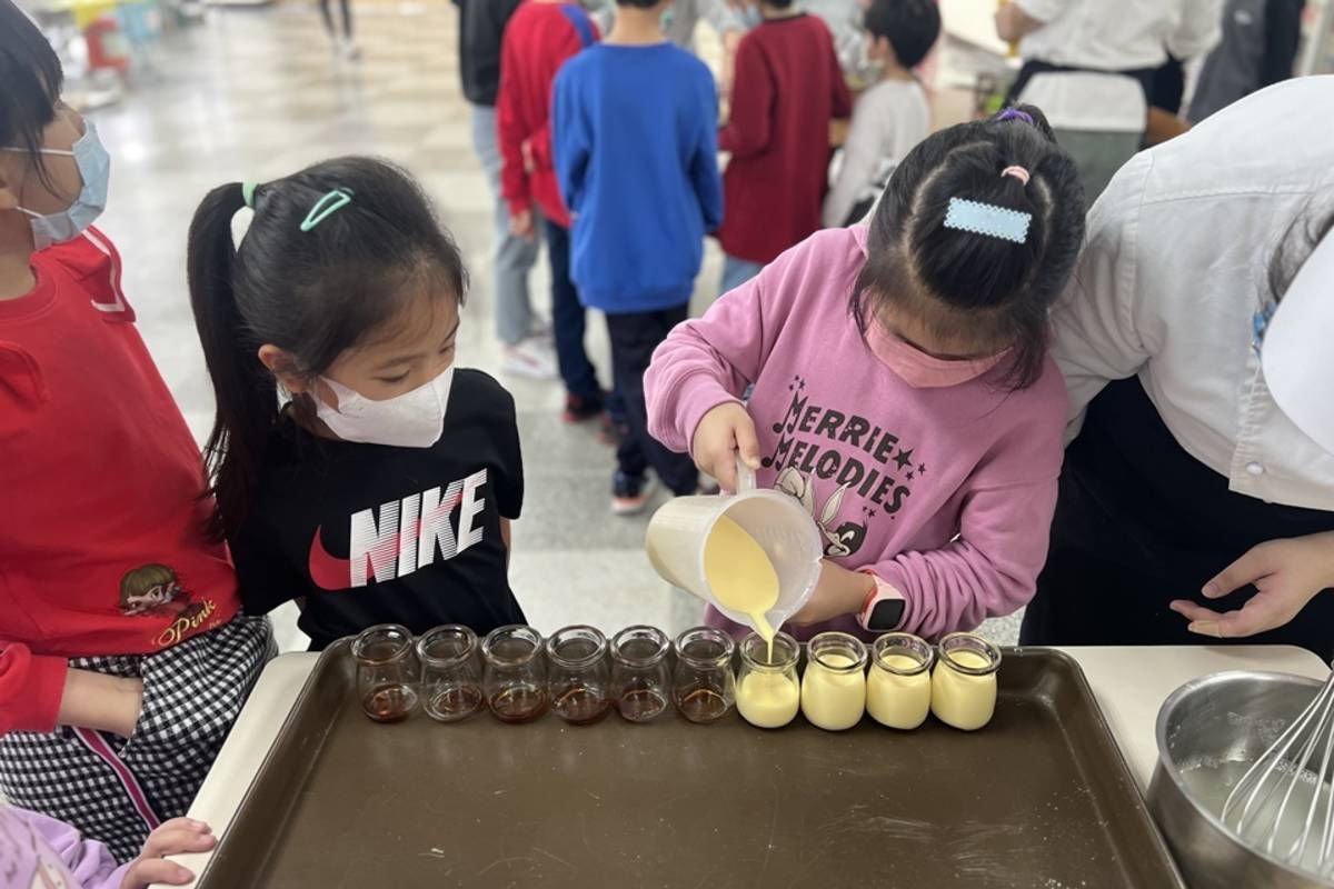 臺東專校餐旅管理科與高瞻幼兒園合作，在寒假期間舉辦餐旅職群體驗活動，帶領78位幼生及國小生製作西點及飲品。