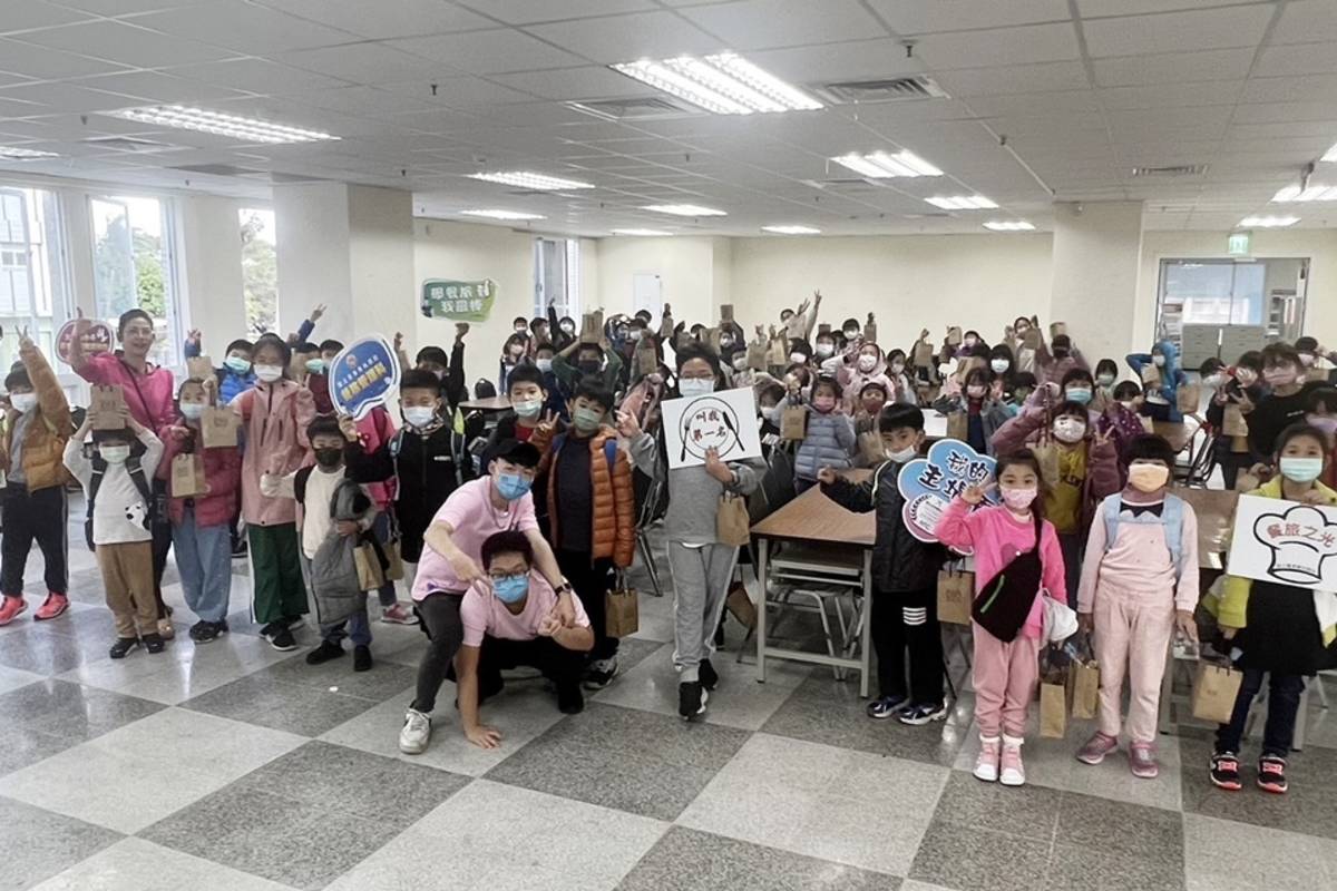 臺東專校餐旅管理科與高瞻幼兒園合作，在寒假期間舉辦餐旅職群體驗活動，帶領78位幼生及國小生製作西點及飲品。
