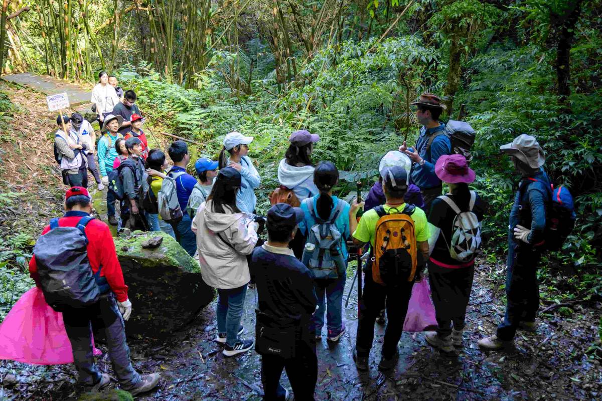 登山專家吳雲天老師擔任導覽人員，帶領民眾深入平溪周邊山林步道