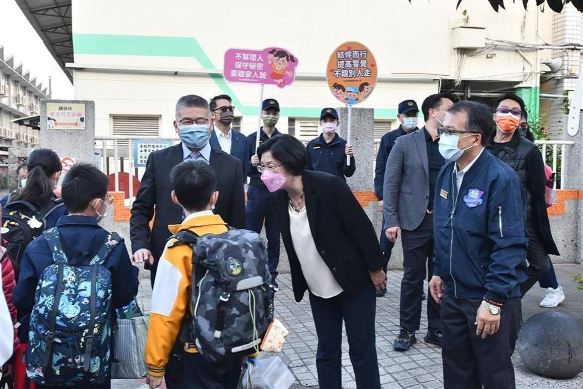 縣長王惠美到彰化市平和國小關心開學校園防疫情形