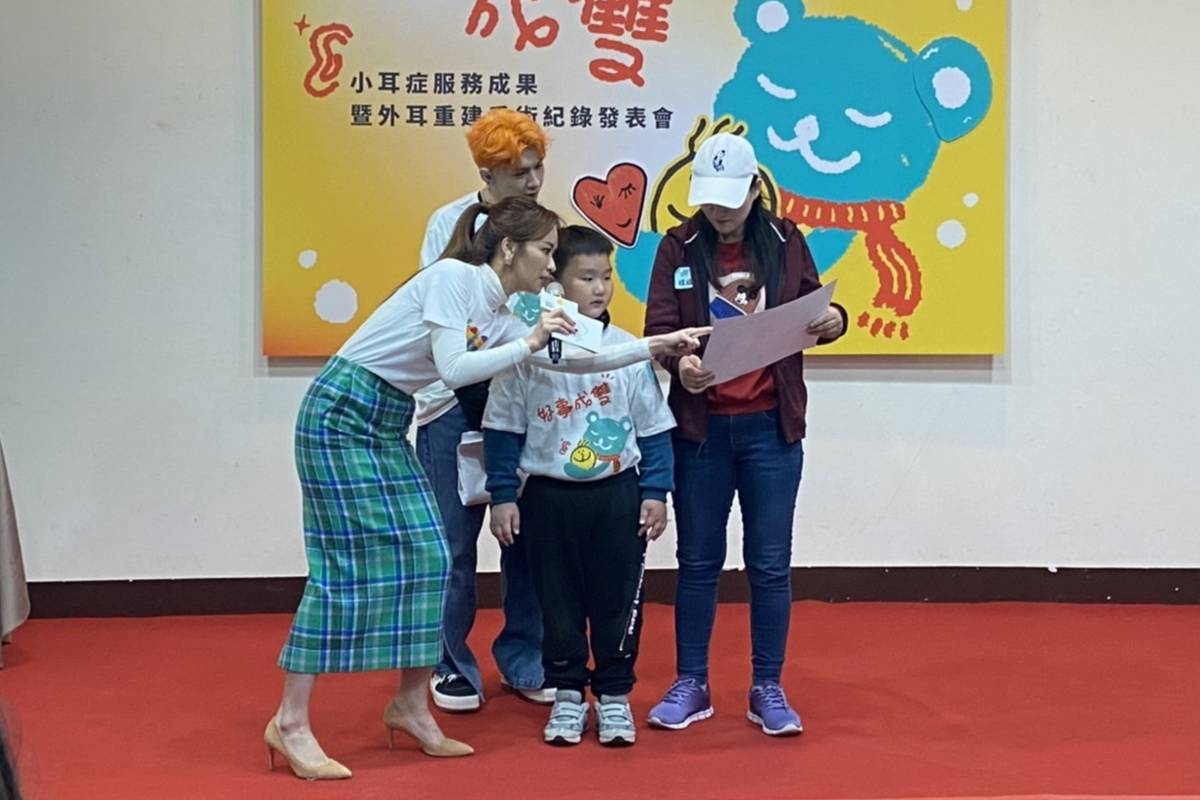 成成在發表會上送給媽媽驚喜手繪卡片。