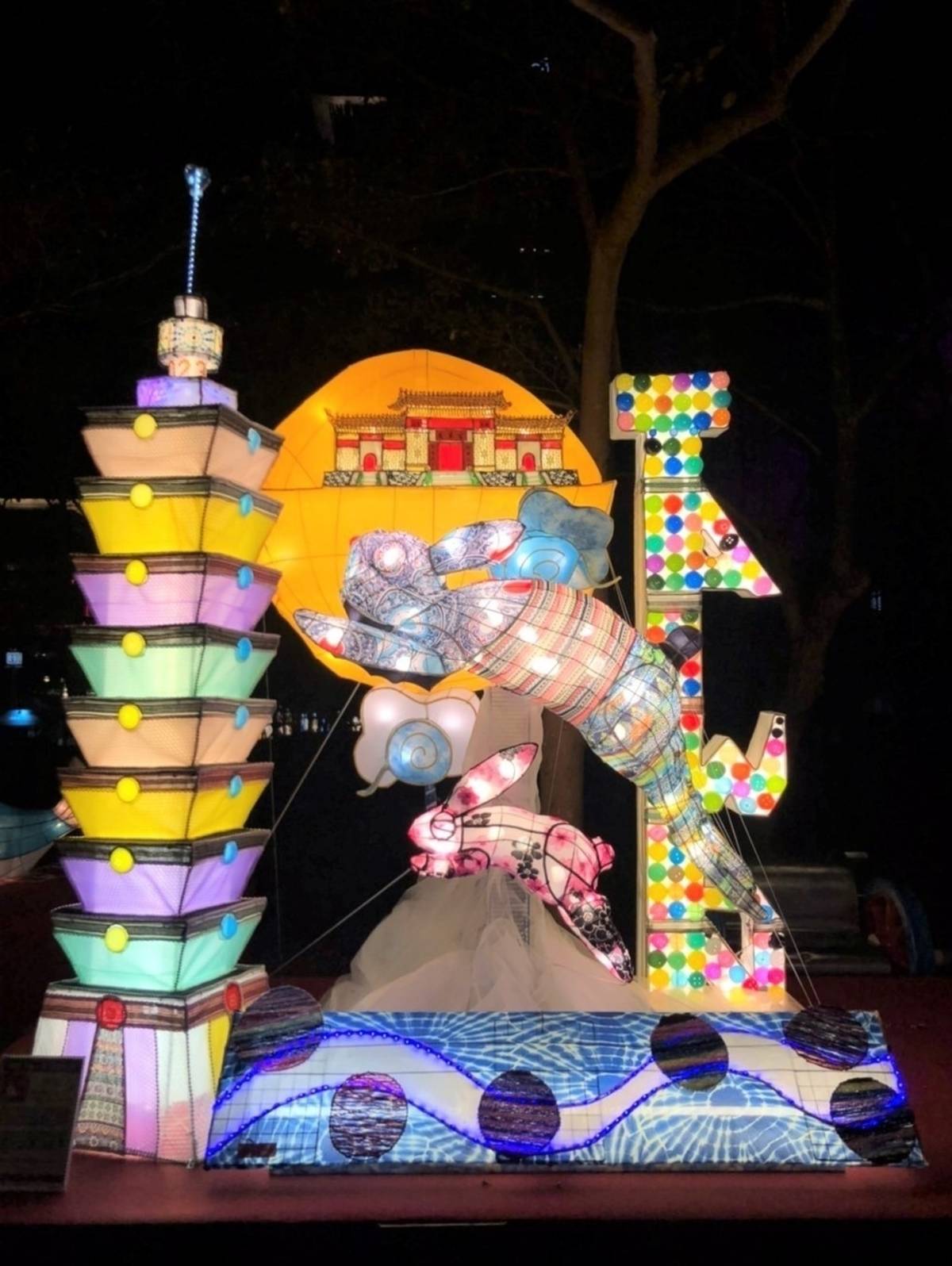 「揚眉兔氣 燈峰造極」作品以傳統與創新的相互映襯，展現臺北市兼具國際和在地特色