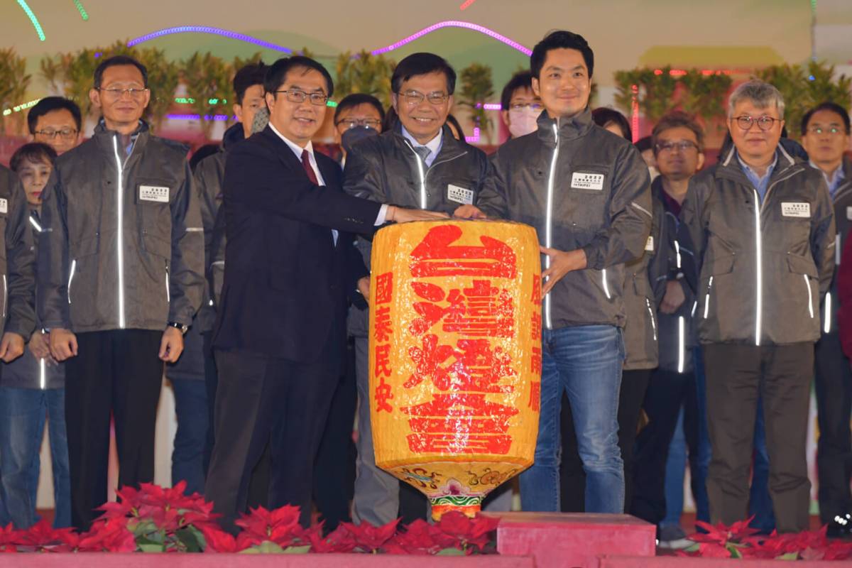 臺北市長蔣萬安(右)交棒2024臺灣燈會主辦市臺南市長黃偉哲(左)